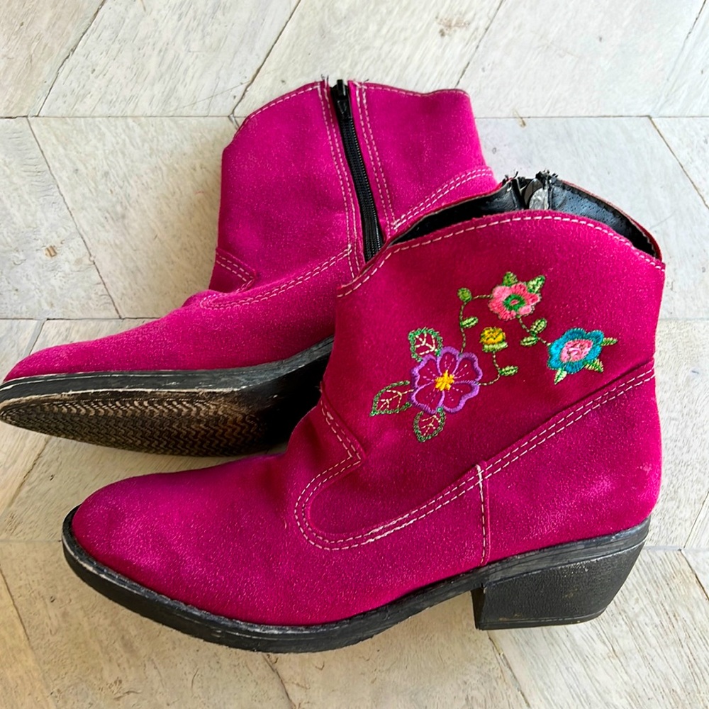 Magenta suede boots with floral embroidery